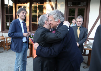 Sous le regard d’Édouard-Vincent Caloni et de Christophe Penot, le fondateur et organisateur du Prix Denis-Lalanne, l’instant des chaleureuses retrouvailles entre Jean Gachassin et Jean Glavany. Le premier, président fédéral, va tenir la rude fonction de président du jury ; le second, ancien secrétaire général de L’Élysée et député des Hautes-Pyrénées, est l’invité d’honneur de cette édition inaugurale.