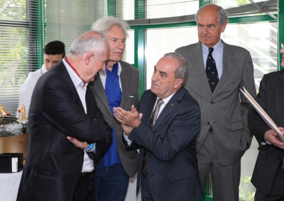 Jean Gachassin salue pour sa part Frédéric Vitoux, l’invité d’honneur de cette quatrième édition. Á leur côté, deux spectateurs attentifs : le peintre Peter Klasen et Alain Deflassieux, le reporter aux quarante-trois tournois de Roland-Garros.