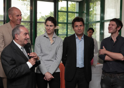 Entouré de trois champions du tennis français, Guy Forget, Nathalie Dechy et Fabrice Santoro, Jean Gachassin salue Frédéric Bernès, grand reporter à L’Équipe. Le Prix Denis-Lalanne peut applaudir son nouveau lauréat.