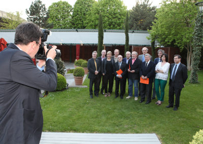 La photographie officielle du 1er Prix-Denis-Lalanne. Sur le site mythique de Roland-Garros, Jean Gachassin, Jean Glavany et l’ensemble du jury entourent Denis Lalanne, 87 ans, journaliste de légende qui offre, pour notre plus grand plaisir, son nom à ce Prix.