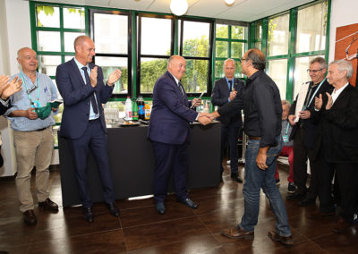 En compagnie de Guy Forget, le directeur du tournoi de Roland-Garros, Bernard Giudicelli a proclamé les résultats. Des applaudissements mérités pour David Loriot, le nouveau lauréat.