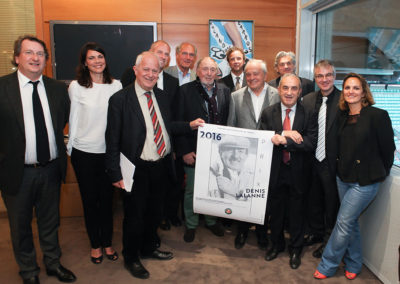 Philippe Peyrat, Sophie Alexandre, Frédéric Vitoux, Guy Forget, Alain Deflassieux, Christopher Clarey, Jean Couvercelle, Alain Frachon, Jean Gachassin, Christophe Penot et Géraldine Pons. Ils posent tous ensemble pour entourer leur cher Denis Lalanne.