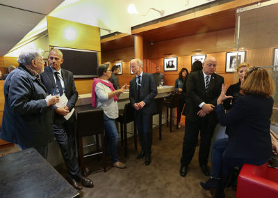 Traditionnels et heureux conciliabules. Denis Lalanne a retrouvé Guy Forget, Stephan Post converse avec Corinne Boulloud, rédactrice en chef adjointe à Europe 1, et Bernard Giudicelli est à l’écoute de Géraldine Pons et de Sarah Pitkowski.