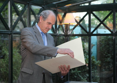 Une autre personnalité de la presse : Alain Deflassieux, ancien grand reporter à L’Équipe et suiveur de quarante-trois tournois de Roland-Garros ! Ce n’est pas sans émotion qu’il découvre à son tour le portfolio offert à chacun des membres de ce jury fondateur.