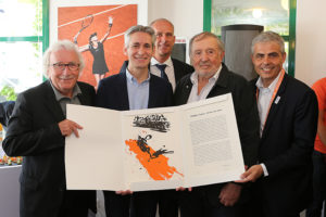 Jacques Vendroux, Guy Forget, Denis Lalanne et Jean-Philippe Gatien entourent l’heureux vainqueur. La lithographie à tirage unique sur Japon nacré est signée par Philippe Cognée, le maître de la peinture à la cire.