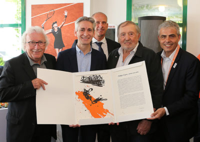 Jacques Vendroux, Guy Forget, Denis Lalanne et Jean-Philippe Gatien entourent l’heureux vainqueur. La lithographie à tirage unique sur Japon nacré est signée par Philippe Cognée, le maître de la peinture à la cire.