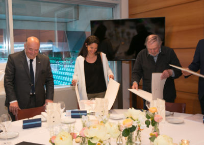 Le bonheur d’être jurés. Bernard Giudicelli, Stéphanie Tortorici et Denis Lalanne découvrent le portfolio contenant la lithographie spécialement réalisée par le peintre Philippe Cognée pour le 5e Prix Denis-Lalanne.