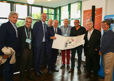 La photographie officielle de la remise du 6e Prix Denis-Lalanne. David Loriot est entouré des jurés et du peintre.