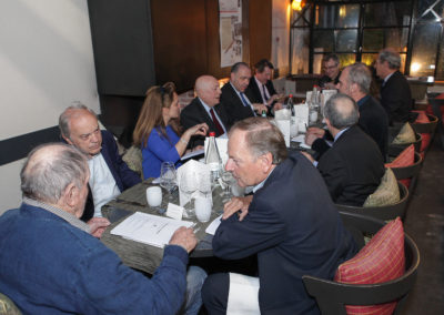 Les douze jurés ont pris place autour de la table. Denis Lalanne, Jean Couvercelle et Patrice Clerc sont déjà au travail.