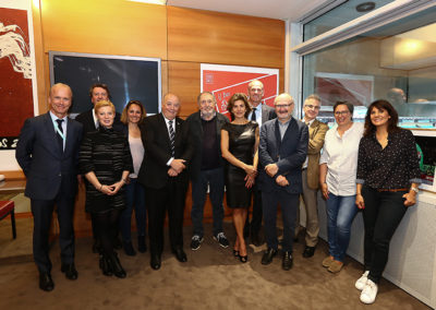 La photographie officielle du 6e Prix Denis-Lalanne. Lequel Denis Lalanne est entouré de Stephan Post, Philippe Peyrat, Sarah Pitkowski, Géraldine Pons, Bernard Giudicelli, Anne Nivat, Guy Forget, Éric Fottorino, Christophe Penot, Corinne Boulloud et Estelle Denis.