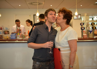 Roselyne Bachelot avait prévenu qu’elle ne pourrait pas être à l’heure à cause d’une émission de télévision. Mais l’invitée d’honneur de cette deuxième édition n’en a pas moins tenu à traverser tout Paris pour le seul plaisir, explique-t-elle, « de claquer la bise à mon lauréat ».