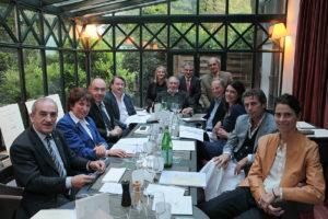 Le jury du 2e Prix Denis-Lalanne réuni dans des murs historiques : l’ancien vestiaire des joueurs reconverti en restaurant. On reconnaît, de gauche à droite, Jean Gachassin, Roselyne Bachelot, Gilbert Ysern, Philippe Peyrat, Isabelle Langé, Denis Lalanne, Christophe Penot, Alain Deflassieux, Patrice Clerc, Sophie Alexandre, Frédéric Taddeï et Nathalie Dechy.