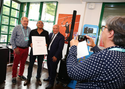 Cette fois, c’est la photographie officieuse ! Pour ses propres souvenirs, Corinne Boulloud fait poser David Loriot entre Denis Lalanne et Bernard Giudicelli.