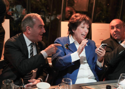 Roselyne Bachelot veut déjà tweeter le nom du vainqueur. « Elle est vraiment très forte ! » admire un Jean Gachassin toujours étonné par l’inépuisable réactivité d’un téléphone portable.