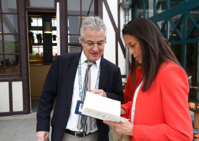 Petits travaux d’organisateur. Christophe Penot présente à Nathalie Ricard Deffontaine le traditionnel livret édité, année après année, pour la remise du Prix.