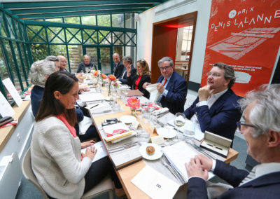 Entre Nathalie Ricard Deffontaine et Philippe Peyrat, Christophe Penot a le plaisir de présenter les nouveaux jurés à Denis Lalanne. Une aimable habitude, dans la tradition de courtoisie et d’accueil si chère à l’histoire de Roland-Garros.