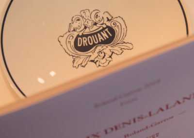 Millésime forcément historique. Dans le contexte mondial de l’épidémie de Coronavirus, le Prix Denis-Lalanne adopte une nouvelle adresse : le prestigieux restaurant Drouant, à Paris.