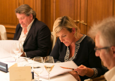 Place aux débats… Céline Géraud, présidente du Jury – et ancienne vice-championne du monde de judo –, oblige Christophe Penot et Philippe Peyrat, ainsi que l’ensemble des jurés, à regarder au plus près les dix-huit articles en lice.