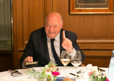 Deuxième tour de scrutin. Tout sourire, le président Bernard Giudicelli prévient Céline Géraud qu’il a bien voté !