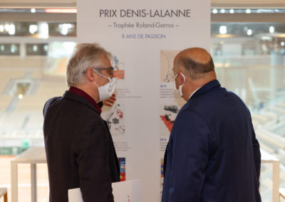 Christophe Penot, l’organisateur, inaugure avec Bernard Giudicelli, le président de la Fédération Française de Tennis, le nouveau panneau d’accueil du Prix Denis-Lalanne. Huit ans de passion fédérale au service de la presse écrite et de la francophonie !