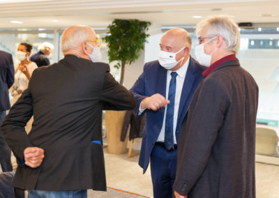 Éditeur d’art, toujours. Christophe Penot a le plaisir de présenter à Bernard Giudicelli le peintre néerlandais Pat Andrea, auteur de la lithographie spécialement créée pour ce millésime.