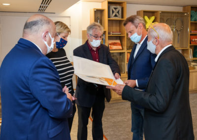 Sous les yeux de Céline Géraud, Bernard Giudicelli et Pat Andrea ont remis le portfolio d’art à Christian Despont. Lequel reçoit donc « un tirage unique sur Japon nacré spécialement tiré par Laurence Lépron et Étienne de Champfleury dans l’atelier À Fleur de pierre, à Paris », explique Christophe Penot.