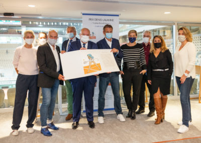 La photographie officielle de la remise du 8e Prix Denis-Lalanne ¬– Trophée Roland-Garros. Avec, de gauche à droite, Nathalie Azoulai, Nathalie Ricard Deffontaine, Pat Andrea, Alain Frachon, Bernard Giudicelli, Christian Despont, Céline Géraud, Christophe Penot, Géraldine Pons et Clarisse Nénard.