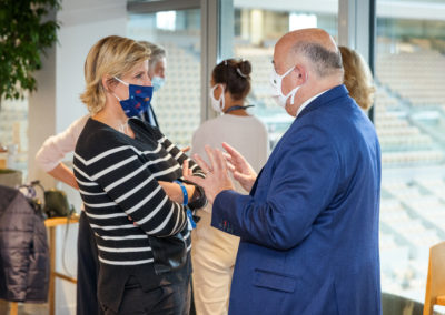 Instantané présidentiel dans l’atmosphère masquée du Coronavirus ! Céline Géraud, la présidente du 8e Prix Denis-Lalanne, et Bernard Giudicelli, le président fédéral, échangent sur un nouveau tournoi de Roland-Garros ô combien historique en cette période de pandémie.