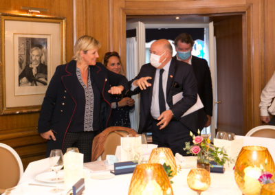 Salutations présidentielles au temps du Coronavirus ! Bernard Giudicelli, le président de la Fédération Française de Tennis, accueille Céline Géraud, présidente de ce huitième Jury, sous le regard de Géraldine Pons et de Philippe Peyrat.