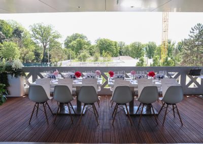 Deux tables en plein air, sur la terrasse présidentielle. Pour la deuxième année consécutive, le Prix Denis-Lalanne adapte son aimable résilience aux normes sanitaires de l’épidémie de la Covid 21.