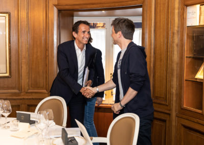 Quand deux admirateurs de Roger Federer se retrouvent ! La très franche et très chaleureuse poignée de main entre Alexandre Bompard, le président-directeur général du groupe Carrefour, et Thomas Sotto, journaliste de radio et de télévision qu’on ne présente plus.