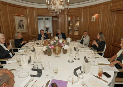 Autour d’une table où l’on reconnaît Joël Haddad, Lionel Jospin, Géraldine Pons, Philippe Peyrat, Alain Frachon, Jean-Emmanuel Ducoin et Cécile Haddad, Manon Apithy-Brunet prend la parole. Elle dirigera les débats d’une main de maître, mais dans un doux gant de velours.