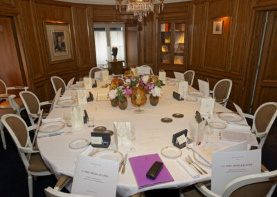 Retour au restaurant Drouant, parmi les boiseries du salon historique des Goncourt pour le jury du 13e Prix Denis-Lalanne. Un écrin d’exception, mais une édition particulière, la Fédération Française de Tennis ayant préféré, par la voix de son président Gilles Moretton, après douze années d’une formidable complicité, « mettre le Prix en pause en 2025, le temps de réfléchir à une possible évolution. »
