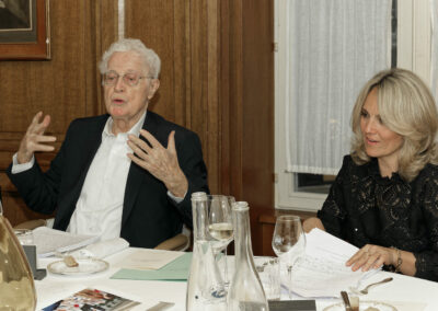 Tandis que Géraldine Pons met de l’ordre dans ses nombreuses notes, Lionel Jospin, invité d’honneur, reprend la balle au bond. Une première montée au filet qui n’aurait pas déplu au cher et regretté Denis Lalanne…