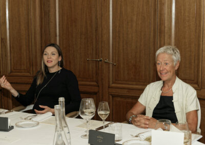 De l’autre côté de la table, comme de l’autre côté du filet. Manon Apithy-Brunet et Cécile Haddad auront peut-être un autre avis.