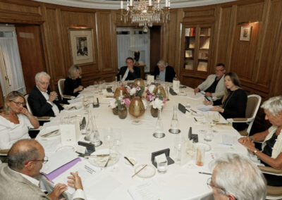 L’œil d’un sage ! Isabelle Langé, Lionel Jospin, Géraldine Pons, Philippe Peyrat, Alain Frachon, Jean-Emmanuel Ducoin, Manon Apithy-Brunet, Cécile Haddad et Christophe Penot écoutent attentivement le ressenti de Joël Haddad, gastro-entérologue dans le civil.