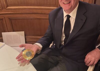 Une belle attention de Manon Apithy-Brunet. Elle est venue dans le salon des Goncourt chargée de sa médaille d’or olympique que Philippe Peyrat soupèse avec une évidente émotion.