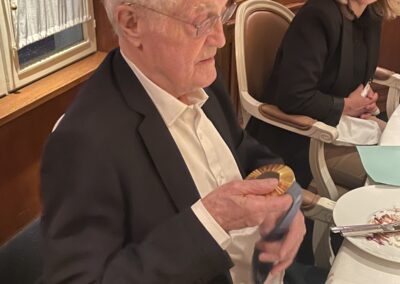 « Oui, elle pèse lourd ! », confirme Lionel Jospin sous le regard de Géraldine Pons. Le poids du talent et de l’inoubliable gentillesse de notre présidente de jury.