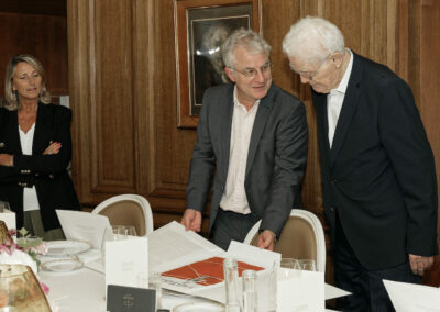 Au côté d’Isabelle Langé, Christophe Penot présente à Lionel Jospin le traditionnel portfolio d’art spécialement créé pour le Prix Denis-Lalanne. Avec une estampe réalisée par Frédéric Brandon, peintre français, ancien candidat au Prix de Rome en 1968.