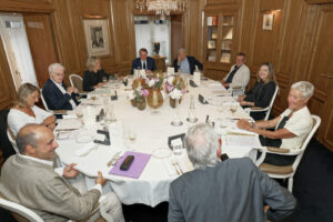 Ils sont tous là ! L’heure est venue, pour Christophe Penot, de remercier Lionel Jospin, Manon Apithy-Brunet et l’ensemble des jurés — l’heure d’expliquer que cette édition a été maintenue pour perpétuer le lien historique qui unit la presse écrite et le plus célèbre tournoi du tennis français.